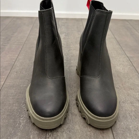 Like NEW! Leather Sorel Brex Heel Lug Chelsea Boot in Olive Green, size 8 - Picture 5 of 11